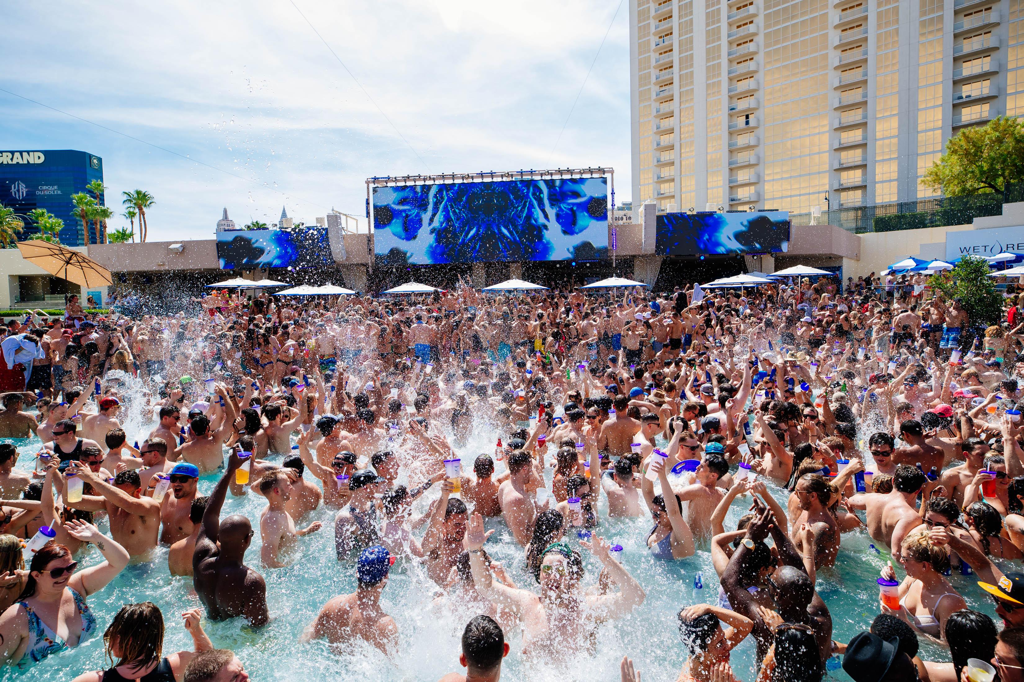 LAS VEGAS POOL PARTY  WET REPUBLIC ULTRA POOL AT THE MGM GRAND 